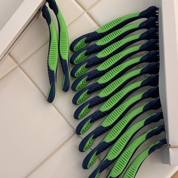 Gillette Sensor 3 Razors - Picture 2 of 2